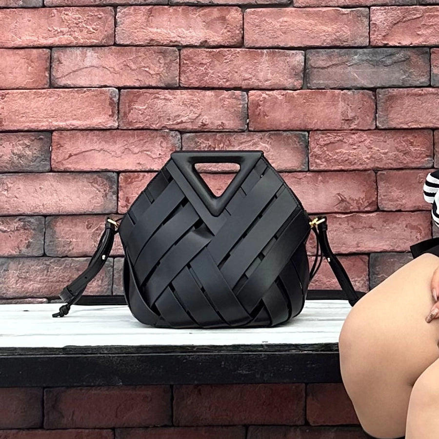 Women's Two-Layer Cowhide Leather Irregular Geometric Elegant Basic Classic Style Bucket Magnetic Buckle Straw Bag
