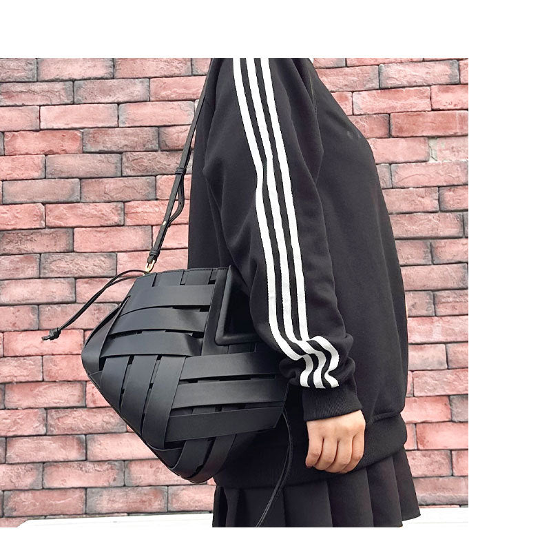 Women's Two-Layer Cowhide Leather Irregular Geometric Elegant Basic Classic Style Bucket Magnetic Buckle Straw Bag