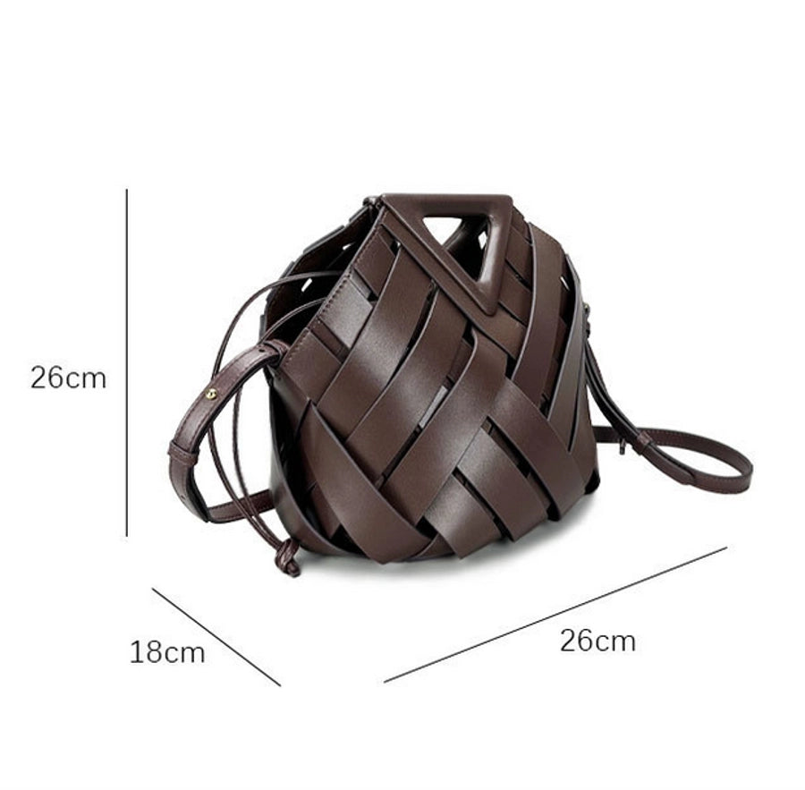 Women's Two-Layer Cowhide Leather Irregular Geometric Elegant Basic Classic Style Bucket Magnetic Buckle Straw Bag