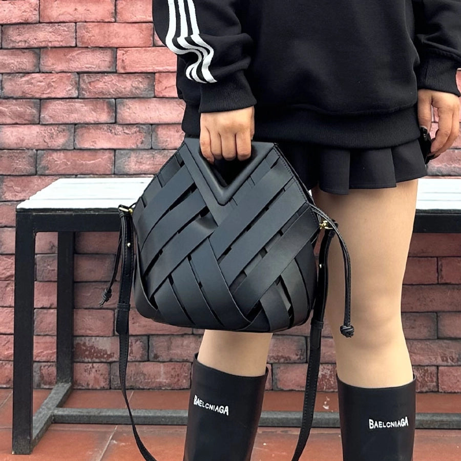 Women's Two-Layer Cowhide Leather Irregular Geometric Elegant Basic Classic Style Bucket Magnetic Buckle Straw Bag